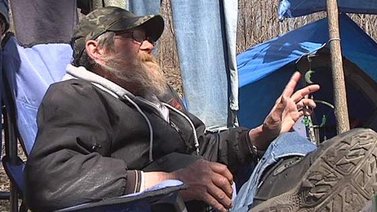 Vagabundo gana la lotería pero no quiere abandonar su carpa