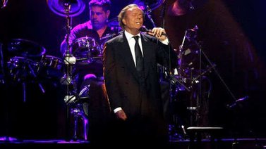 Julio Iglesias reúne en un disco 45 años de carrera "viajando la vida"