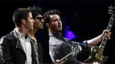 Jonas Brothers vuelve con nuevo single, "Pom Poms"