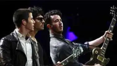 Jonas Brothers vuelve con nuevo single, "Pom Poms" Jonas Brothers vuelve con nuevo single, "Pom Poms"