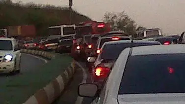 Fuerte retraso en la Caracas – La Guaira por choque a la altura de Ciudad Caribia Fuerte retraso en la Caracas – La Guaira por choque a la altura de Ciudad Caribia