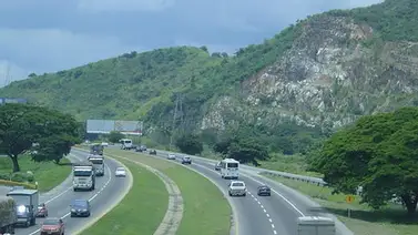 Cierran la ARC por derrame de combustible sentido valencia Cierran la ARC por derrame de combustible sentido valencia