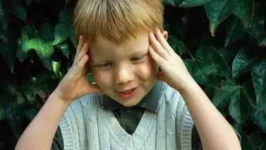 Los niños aprenden a hablar combinando palabras, no repitiendo Los niños aprenden a hablar combinando palabras, no repitiendo