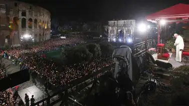 El papa Francisco oficia el sugestivo y antiguo rito de la Vigilia Pascual El papa Francisco oficia el sugestivo y antiguo rito de la Vigilia Pascual