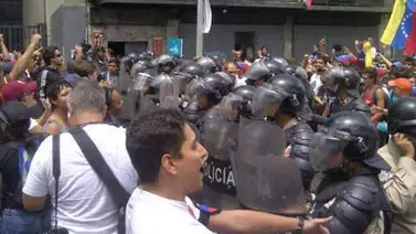 Estudiantes deciden no llegar al CNE por presencia de partidarios del oficialismo en la ruta Estudiantes deciden no llegar al CNE por presencia de partidarios del oficialismo en la ruta