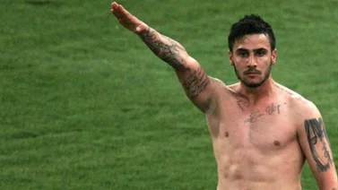 Este futbolista fue suspendido de por vida por saludo hitleriano
