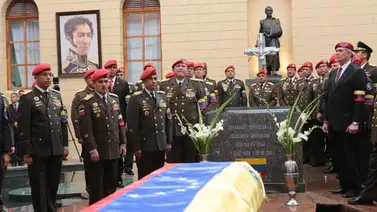 Escoltado por Bolívar, sarcófago de Chávez es un nuevo centro de peregrinación Escoltado por Bolívar, sarcófago de Chávez es un nuevo centro de peregrinación