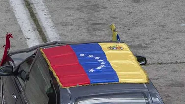 Este es el carro que lleva el féretro de Hugo Chávez
