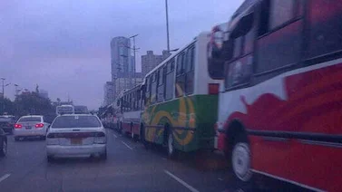 Varios autobuses congestionan la avenida Bolívar
