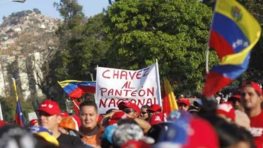 En el tercer día de capilla ardiente, miles siguen en cola para despedir al Presidente