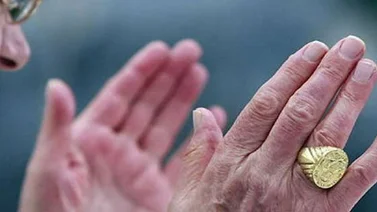 Machacaran el anillo de Benedicto XVI tras dejar de ser papa