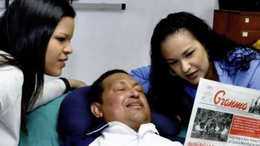 Chávez respira a través de una traqueotomía pero está consciente, según informe del Gobierno