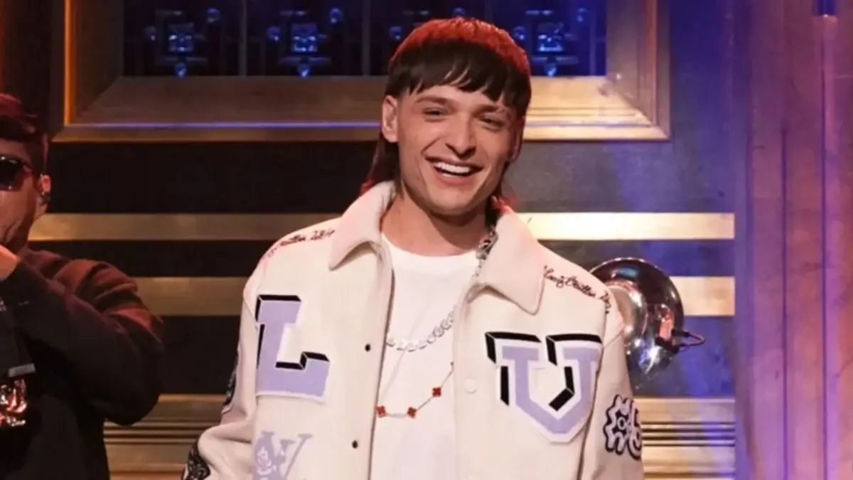 Peso Pluma y su novia la modelo Hannah Howell sellan su amor con este detalle (+FOTOS)