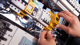 Así puede obtener una certificación como electricista en EEUU