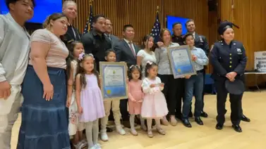 Policía de Nueva York entrega reconocimiento a dos migrantes venezolanos Policía de Nueva York entrega reconocimiento a dos migrantes venezolanos