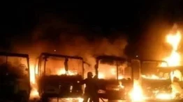 Incendio consumió unidades de transporte en estacionamiento de los Teques