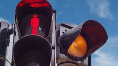 Florida implementará una luz blanca en los semáforos: ¿Para qué servirá?