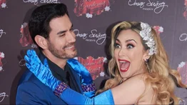 ¿Romance al aire? Aracely Arámbula y David Zepeda se besan en público