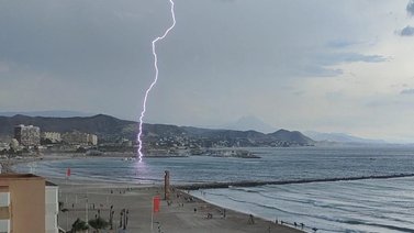 Un hombre muere tras recibir impacto de un rayo en La Guaira