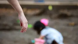 Hombre intenta raptar a una niña en centro comercial: el momento quedó registrado en video