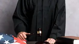 2001online - USA - Juez