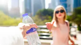 ¡Peligro en tu auto! Alertan sobre los riesgos de dejar una botella de agua dentro del vehículo: estos serían las desagradables sorpresas 