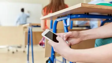 Aprueban ley para restringir el uso de celulares en escuelas públicas de Texas: habrán medidas disciplinarias para infractores Aprueban ley para restringir el uso de celulares en escuelas públicas de Texas: habrán medidas disciplinarias para infractores