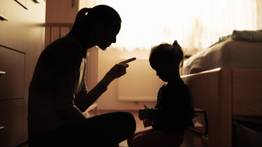 Ayuda para padres hispanos en Texas: conoce la línea que te apoya en las peores crisis familiares