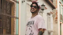 ¡Enciende las redes! Reggi 'El Auténtico' lanza su nuevo sencillo: "En el mar te ves mejor"