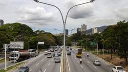 Vehículo arrolló a dos trabajadores de la brigada “Juntos Todo es Posible” en Caracas: intentaban cruzar la autopista