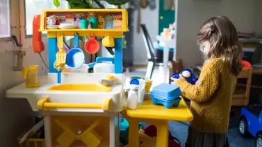 Bebé muere tras quedar enganchado en su cocina de juguete: cerca de 200 mil unidades del producto son retiradas del mercado Bebé muere tras quedar enganchado en su cocina de juguete: cerca de 200 mil unidades del producto son retiradas del mercado