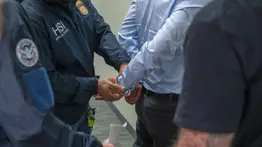 USCIS detiene a inmigrante por fraude con falsas solicitudes de asilo: enfrenta condena de 10 años de prisión