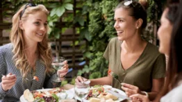 Estos son los alimentos que te envejecen mucho más rápido: aquí puedes encontrar los ingredientes para tu juventud prolongada