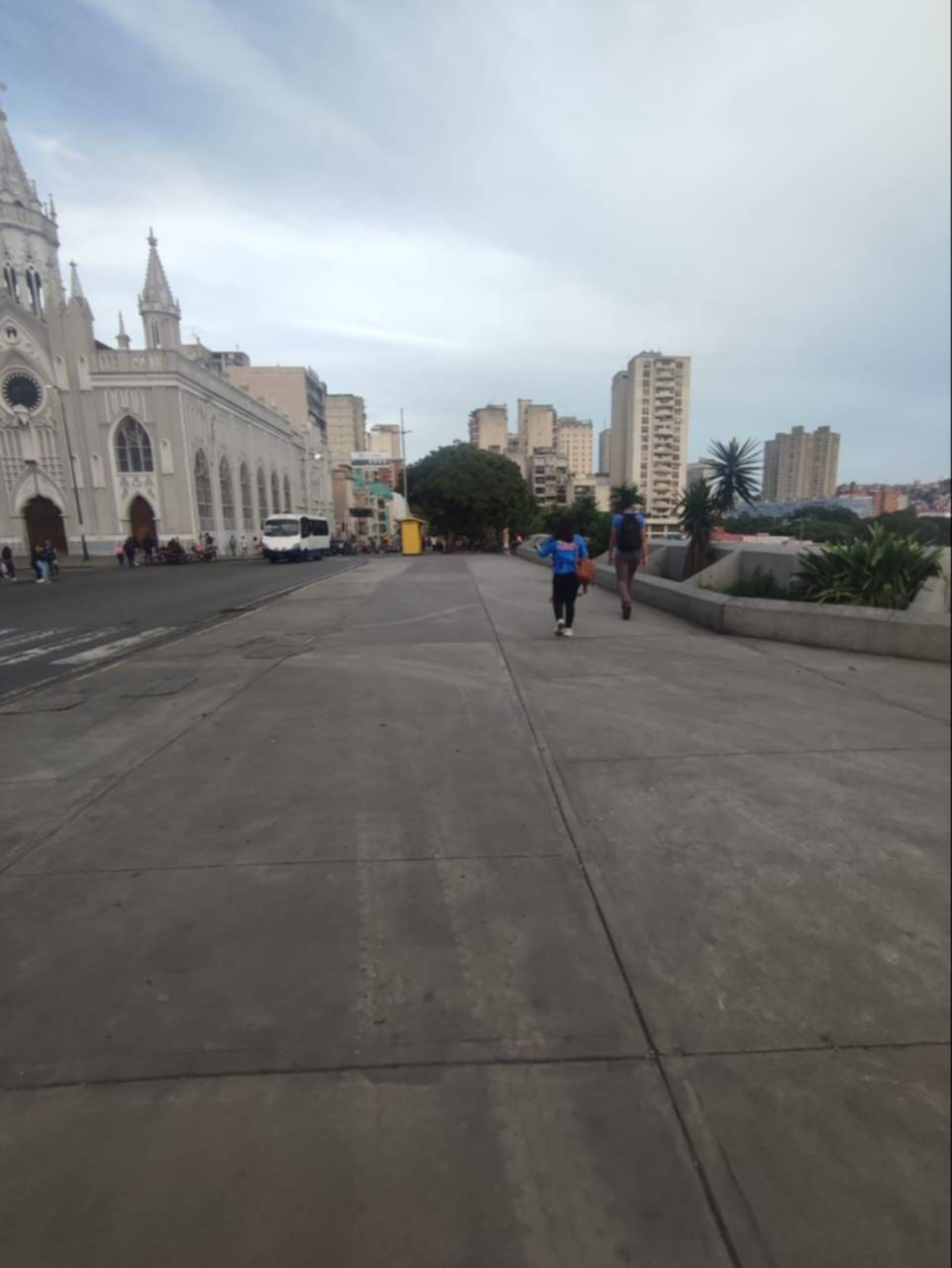 Alcaldía de Caracas anuncia reordenamiento de buhoneros en La Hoyada: transeúntes aplauden la medida