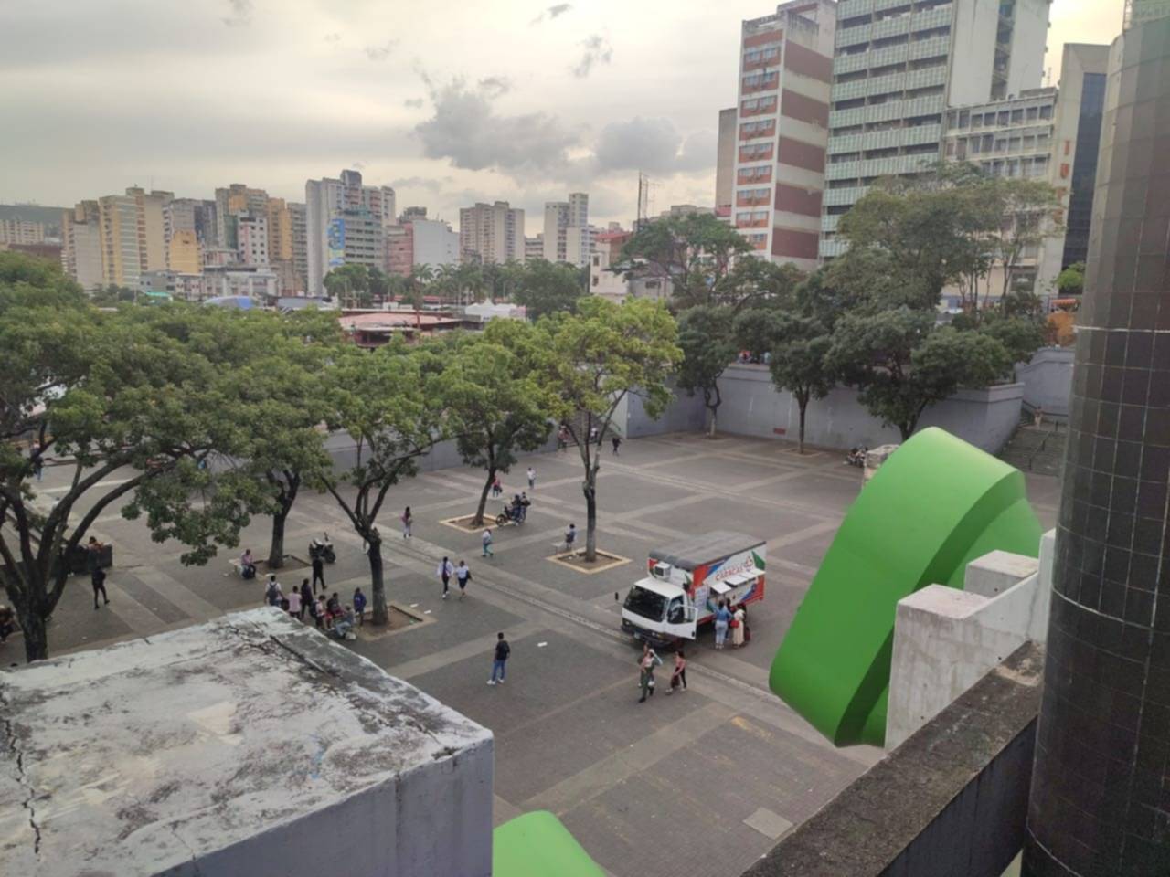 Alcaldía de Caracas anuncia reordenamiento de buhoneros en La Hoyada: transeúntes aplauden la medida