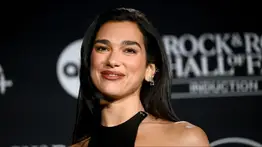 ¡De ídolo global a orgullo nacional! La conmovedora historia detrás de la nacionalidad kosovar de Dua Lipa