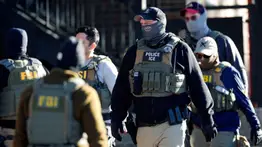 Prohíben tácticas engañosas de agentes del ICE en siete condados de California