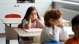 El ICE también regresa a clases con todo y redadas: ¿Niños van o no van a sus escuelas?