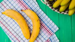 ¿Hay que preocuparse en serio por las manchas marrones de los plátanos o bananas? La verdad sobre esa peculiar pigmentación en esta popular fruta