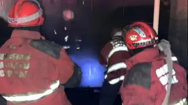 Incendio de acometida eléctrica en El Recreo afecta vehículos aparcados: un adulto mayor resultó con quemaduras Incendio de acometida eléctrica en El Recreo afecta vehículos aparcados: un adulto mayor resultó con quemaduras