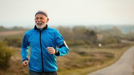 Este es el deporte de las personas más longevas: alargas tus años de vida y te permite estar socialmente conectado