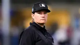Jen Pawol, la primera mujer árbitro de la MLB: el millonario salario que ganará en su primer año