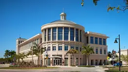 Arrestan a una mujer en Doral por atacar el Ayuntamiento con un cuchillo: ¿Por qué buscaba atacar a la alcaldesa?