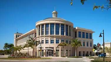 Arrestan a una mujer en Doral por atacar el Ayuntamiento con un cuchillo: ¿Por qué buscaba atacar a la alcaldesa? Arrestan a una mujer en Doral por atacar el Ayuntamiento con un cuchillo: ¿Por qué buscaba atacar a la alcaldesa?