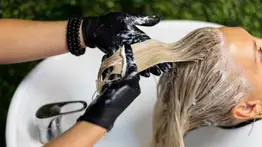 ¿Cómo preparar el tinte de cacao para cubrir las canas? Anota esta receta natural sencilla y a bajo costo que puedes aplicar en casa 