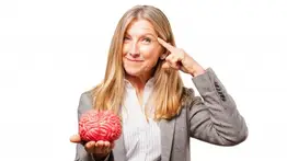 Tomar esta decisión mientras manejas o caminas ayuda a fortalecer tu memoria: científicos ofrecen trucos milagrosos para tus actividades cotidianas