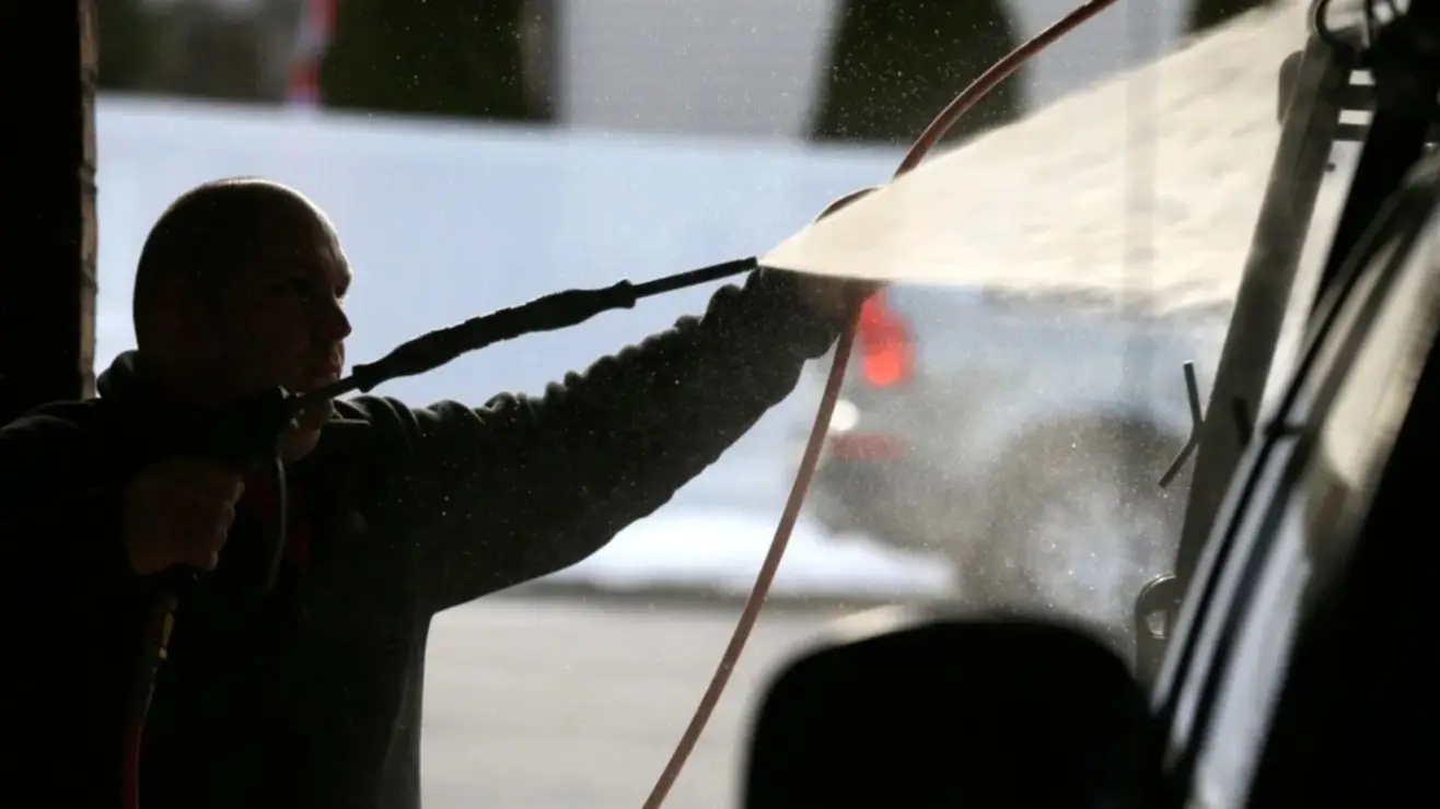 Redada ICE en Los Ángeles: arrestan a 8 trabajadores inmigrantes en un lavado de autos