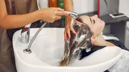 Con esta popular hierba aromática multiuso preparas un fabuloso champú casero: combate la caspa y la caída del cabello