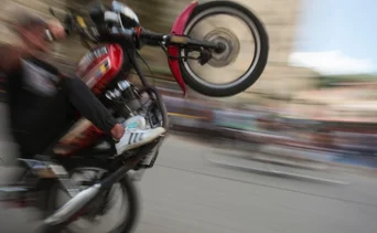 Venezolano muere al realizar piruetas en su moto: sus compañeros graban el accidente