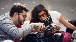 ¿Artistas rechazan la perfección digital? esta vieja estética domina los videoclips de 2025